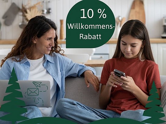 Eine Frau und ein Mädchen sitzen auf einem Sofa; das Mädchen benutzt ein Smartphone. In der Sprechblase steht „10% Willkommens-Rabatt“ mit grünen Blattgrafiken.