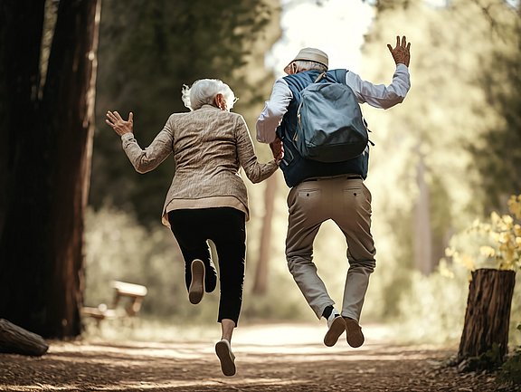 Hübner Ratgeber Arthrose Senioren springen durch den Wald