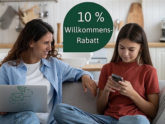 Eine Frau und ein Mädchen sitzen auf einem Sofa. Über ihnen steht „10 Willkommens-Rabatt“.