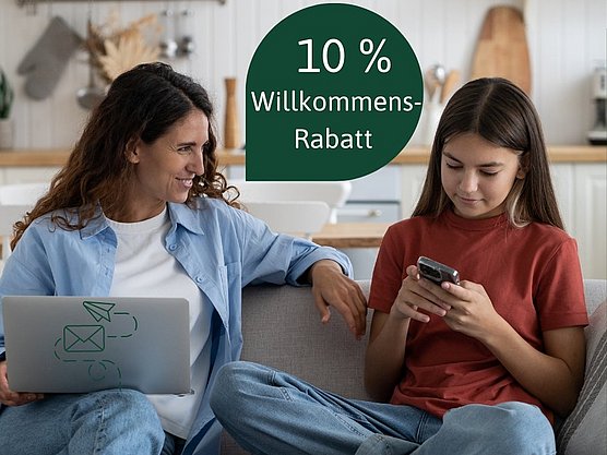 Eine Frau und ein Mädchen sitzen auf einem Sofa. Über ihnen steht auf Deutsch „10 Willkommens-Rabatt“.