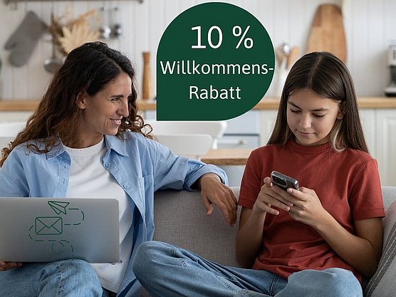 Eine Frau und ein Mädchen sitzen auf einem Sofa. Über ihnen steht „10 Willkommens-Rabatt“.